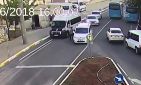 El frenini çekmeden aracından inen sürücü zor anlar yaşadı