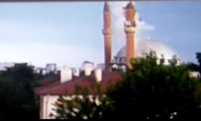 Yıldırım düşen caminin minaresi yıkıldı