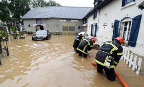 Fransa sel ve fırtınaya teslim oldu