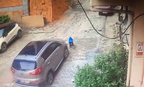 Küçük çocuk arabanın altından sağ çıktı