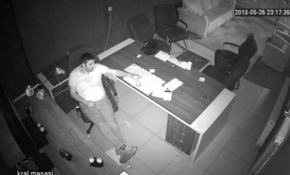 Sigara içerken masadaki barut alev aldı