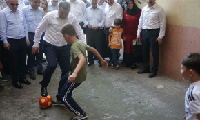 Gençlik ve Spor Bakanı Bak çocuklarla top oynadı