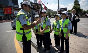 Çocuk Meclisi üyesi 16 çocuktan trafik denetimi