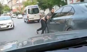 Kendisine çarpan adam kaçmasın diye aracın üstünde atladı