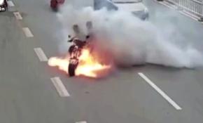 Çin'de motosiklet bir anda alev aldı