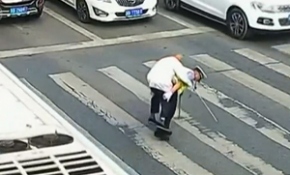 Trafik polisi, yaşlı adamı sırtında karşıdan karşıya geçirdi