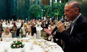 Cumhurbaşkanı Erdoğan ve Emine Erdoğan gençleri sahurda ağırladı