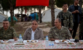 Korgeneral Temel, Afrin kahramanlarıyla Burseya Dağın'da iftar yaptı