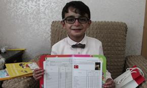 Evde eğitim alan kelebek hastası öğrencinin karne sevinci