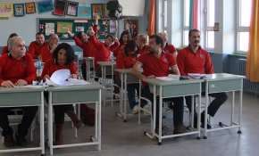 Öğretmenler yaramazlık yaptı öğrenciler ders verdi