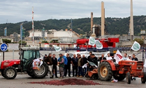 Fransa'daki çiftçilerden barikatlı protesto