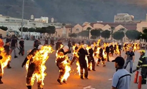 32 kişi aynı anda kendini ateşe verdi