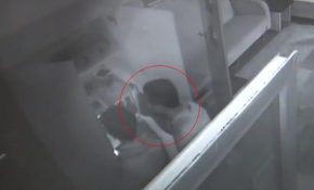 Kur'an-ı Kerim'i öpüp soyguna devam etti