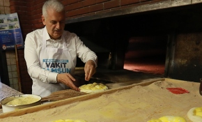 Başbakan Yıldırım önlük giydi, pide pişirdi