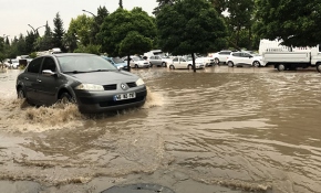 Kahramanmaraş'ta sağanak su baskınlarına neden oldu