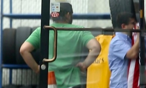 FETÖ firarisi Adil Öksüz’ün kayınbiraderi ABD bayrağını öperken görüntülendi