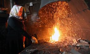 Kınalı elleriyle 30 yıldır demir dövüyor