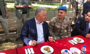 Bakan Arslan'dan askere bayram sürprizi
