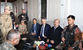 İçişleri Bakanı Soylu'dan askerlere bayram ziyareti