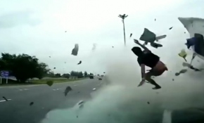 Emniyet kemeri takmayan tır sürücüsü camdan fırladı