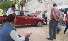 İki gündür kamyonetine giren yılanı çıkarmaya çalışıyor