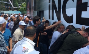 Muharrem İnce'nin seçim otobüsü çamura saplandı