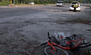 Otomobil, bisikletle gezinti yapan kadına çarptı: 2 yaralı