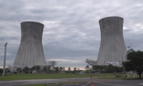 ABD'de dev soğutma kuleleri patlayıcılarla yıkıldı