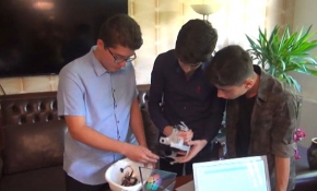 Mucit gençler akıllı baret ile dünya birincisi oldu