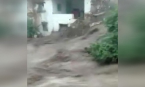 Manisa'da sel suları evin duvarını yıkıp sürükledi