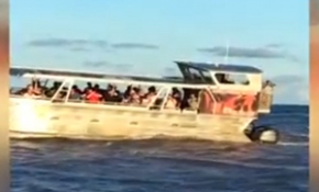 Hawaii'de tekne gezisine çıkan turistlere lav sürprizi