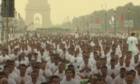 Hindistan'da binlerce kişi aynı anda yoga yaptı