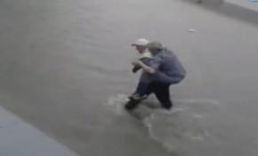 Trafik polisi selde mahsur kalan vatandaşı sırtında taşıdı