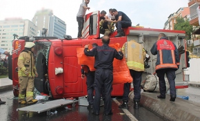 İstanbul'da itfaiye aracı devrildi: 3 yaralı