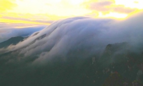 Bulutların Lushan Dağı ile dansı