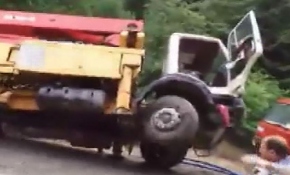 Trabzon'da sel beton pompası ve kamyonu yuttu