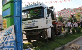 Freni boşalan vinç 2 kişinin yaralanmasına neden oldu
