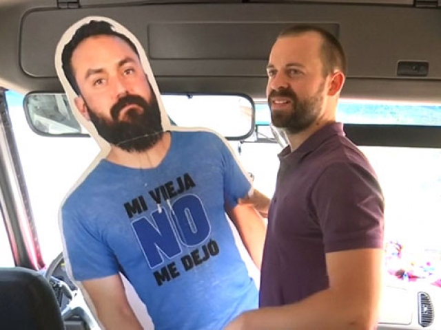 Dünya Kupası'na gidemeyen Javier'in karton figürü arkadaşlarına eşlik etti