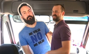 Dünya Kupası'na gidemeyen Javier'in karton figürü arkadaşlarına eşlik etti