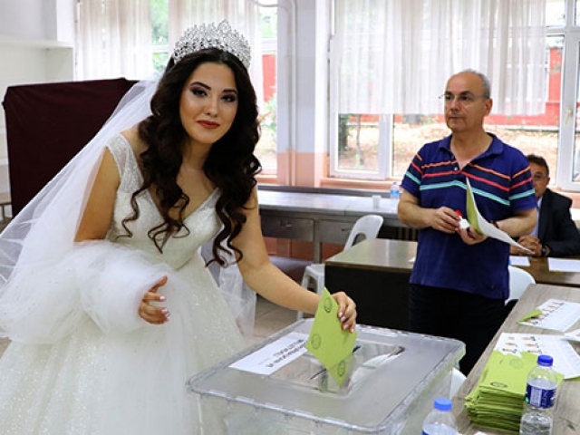 Düğünden önce gelinlikleriyle oy kullanmaya gittiler