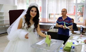 Düğünden önce gelinlikleriyle oy kullanmaya gittiler
