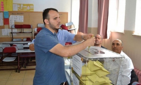 Görme engelli çift özel şablonla oy kullandı