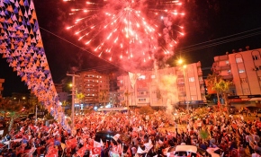 Seçim sonuçları yurt genelinde kutlanıyor