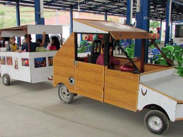 Kendi lunaparkını yaparak çocukluk hayalini gerçekleştirdi