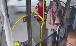 Kolu kırık çocuğun ağladığını görünce otobüsle hastaneye götürdü