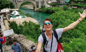 İşinden istifa etti, şimdi bileklik satarak dünyayı geziyor