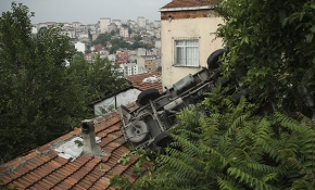 Kontrolden çıkan kamyon evin çatısına düştü