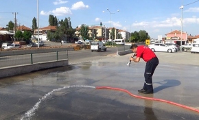 İtfaiye erinin hortumla dansı sosyal medyada ilgi gördü