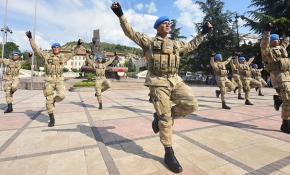 Kastamonu'da komandolardan halk oyunları gösterisi
