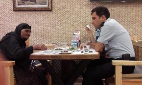 İki gün boyunca sokakta kalıp açlıktan bitkin düşen yaşlı kadını polis fark etti